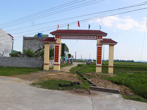 Cổng làng gần 80 triệu chắn giữa mương thủy lợi