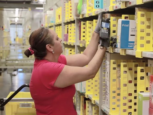 Công nhân làm tại kho Amazon: Đi tiểu tại chỗ, áp lực đè nặng