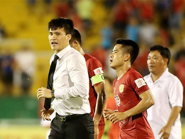 Công Vinh hẳn sẽ buồn: Không anh, CLB TPHCM chơi 'bốc' hẳn!