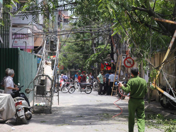 Hà Nội: Đang ngồi uống nước, 2 người bị cáp giàn cẩu đứt, rơi trúng trọng thương