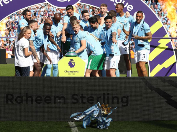 Hài hước cảnh cầu thủ Man City làm rơi Cúp vô địch Premier League