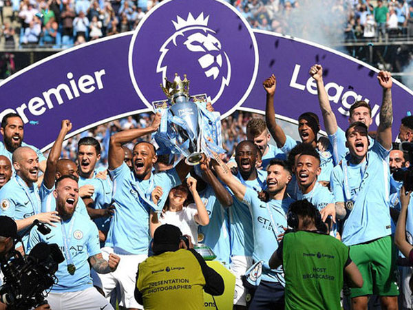 Man City nâng Cup trong ngày 'vỡ sân' Etihad