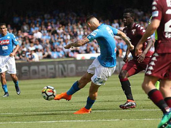 Napoli 'tự bắn vào chân', Juventus chạm một tay vào scudetto