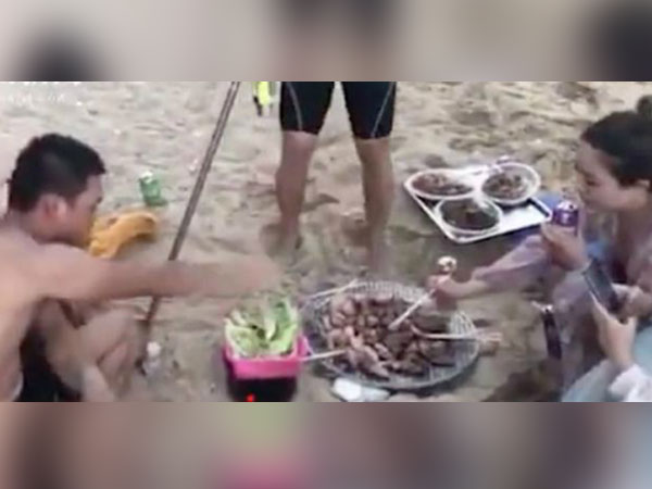 Nhóm khách bị người dân ném cát vào tiệc nướng ở Trung Quốc