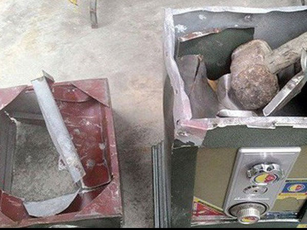 Nửa đêm, 2 tên trộm vào tận nhà khiêng két sắt ra đồng đục phá két
