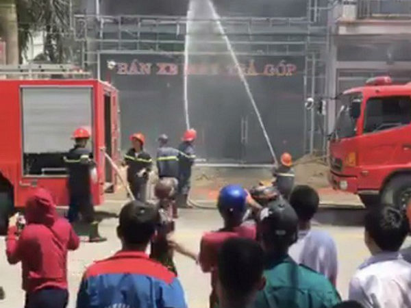 Siêu thị điện máy bốc cháy ngùn ngụt dưới trời nắng nóng