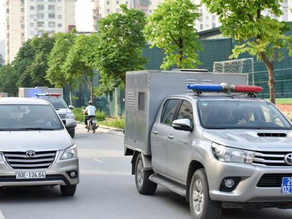 Video: Đoàn xe đặc chủng chở các bị cáo vụ phúc thẩm Đinh La Thăng đến tòa