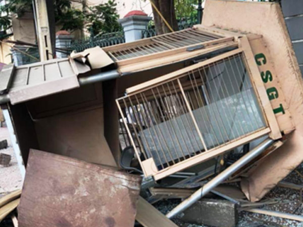 Xe tải ủi bay bốt gác CSGT, đâm xe máy khiến một người chết