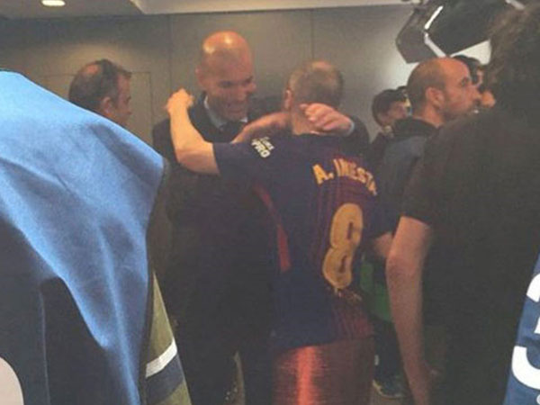 Zidane chờ 5 phút ở đường hầm để chúc mừng Iniesta
