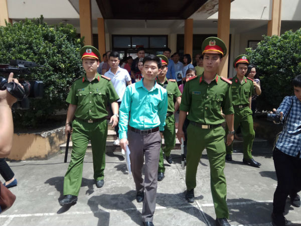 15.400 chữ ký ủng hộ, bác sĩ Hoàng Công Lương có được xét vô tội?