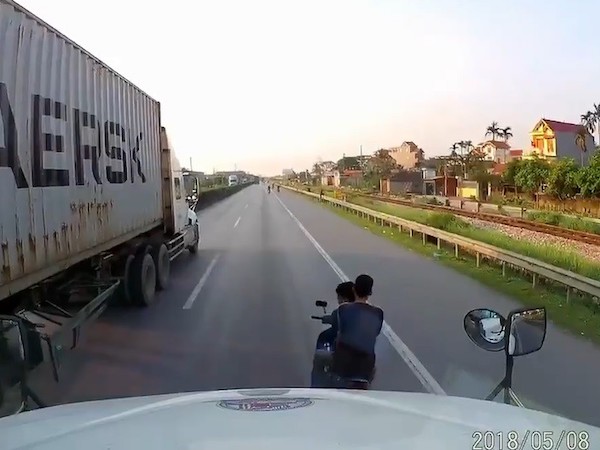 2 thanh niên đánh võng, cố tình chặn đầu container để thách thức tài xế