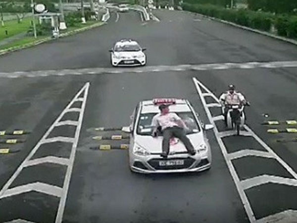 Bắt khẩn cấp tài xế taxi hất nhân viên An ninh hàng không Nội Bài lên nắp capo