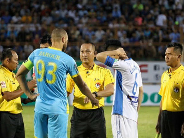 Bầu Đức làm căng, trọng tài ép HAGL bị cấm cửa bắt V-League