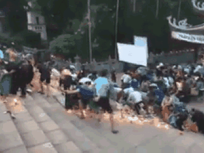 Clip: Hàng trăm người dân đổ xô 'hôi đồ cúng', cướp lộc ở chùa Hương