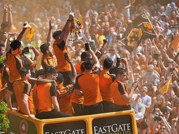 Đường phố chuyển màu vàng ngày 'Bầy sói' trở lại Premier League