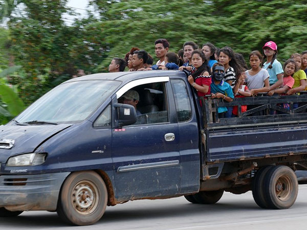 Giao thông kỳ lạ ở Lào