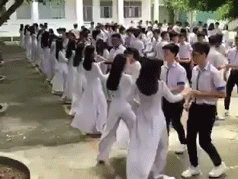 Hàng trăm học sinh Phan Bội Châu cùng nhảy Cha Cha Cha trong sân trường giờ ra chơi