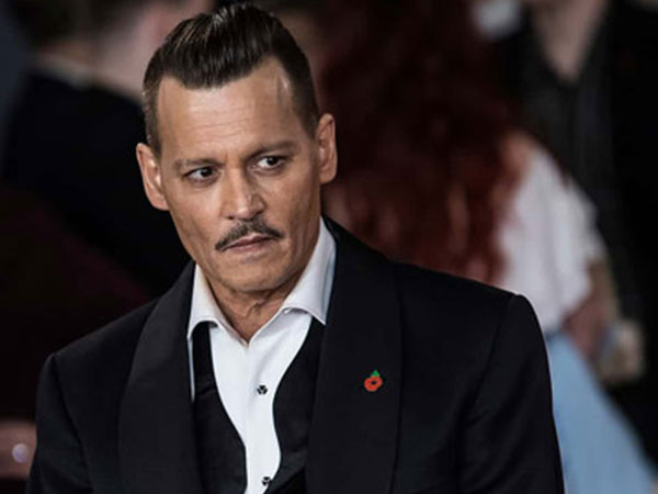 Johnny Depp bị tố tấn công nhân viên đoàn phim