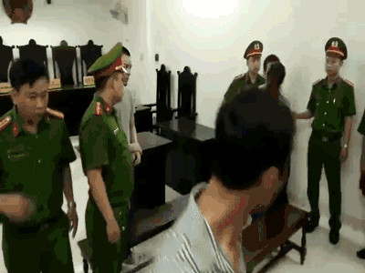 Nhận án tử hình, Thọ 'sứt' vẫn bình tĩnh tranh thủ hôn trộm bạn gái cũ trước khi rời tòa