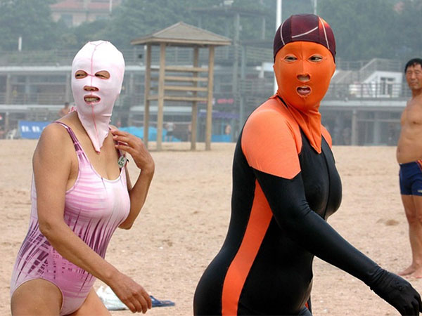 'Ninja biển khơi' - kiểu thời trang phá ngang thời tiết của chị em khi đi biển mùa hè khiến ai cũng phải phì cười