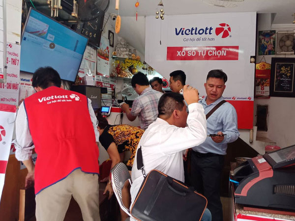 Nườm nượp đến mua vé cầu may tại đại lí Vietlott bán vé trúng gần 304 tỉ đồng