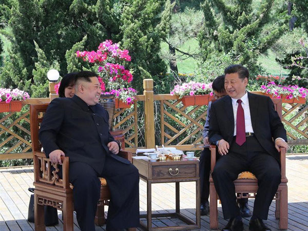 Ông Tập bất ngờ đón khách 'bí ẩn' Kim Jong Un ở Đại Liên
