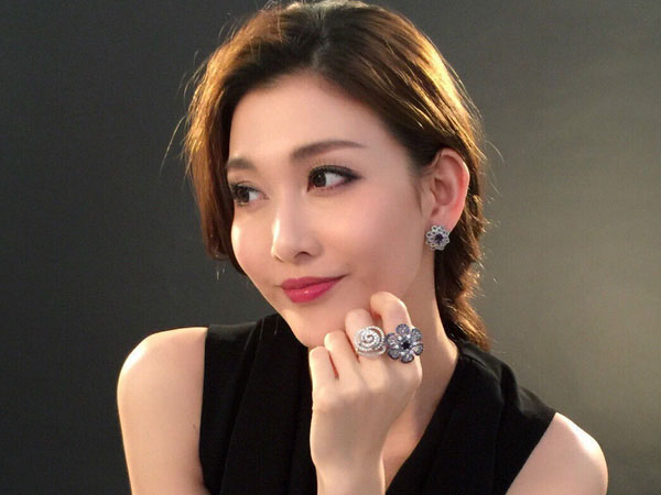 Phận đời buồn của người đẹp Hồng Kông từng bị ép 'quy tắc ngầm' với sếp, giờ đây bán quần áo mưu sinh