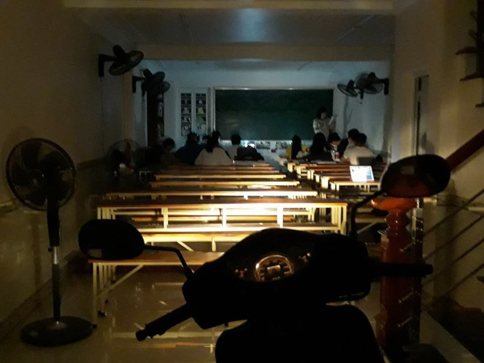 Teen 2000 trước kì thi ĐH: Thắp nến, bật đèn pha xe máy để tranh thủ ôn bài
