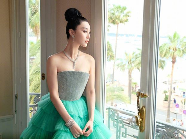 Cận cảnh phòng khách sạn sang chảnh đầy ắp hình ảnh chính mình của Phạm Băng Băng tại Cannes