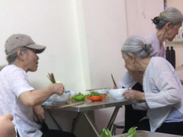 Góc bạn thân: Ba cụ bà đều đặn đi ăn bún riêu với nhau một tuần hai lần trong suốt nhiều năm