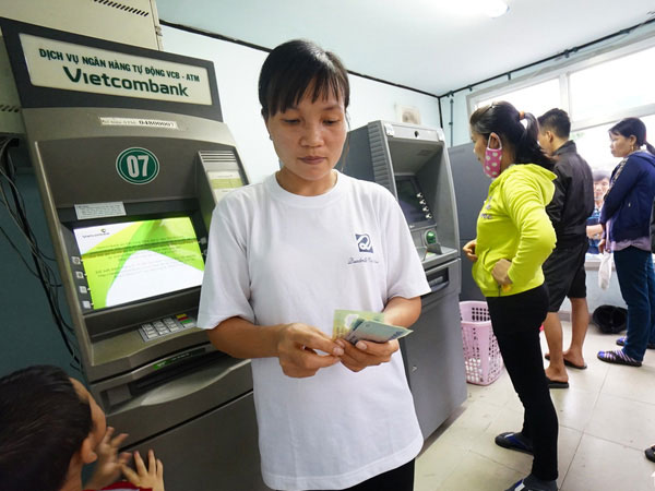Hai 'ông lớn' VietinBank, Vietcombank tăng phí rút tiền ATM