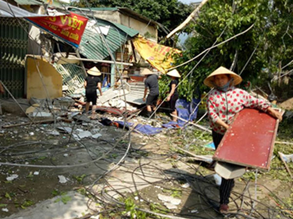 Lốc xoáy quật gãy cột phát sóng viễn thông, đè sập nhà