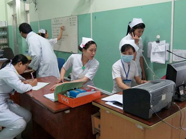 Lương 2,7 triệu: Bác sĩ vừa ký hợp đồng đã chạy mất hút