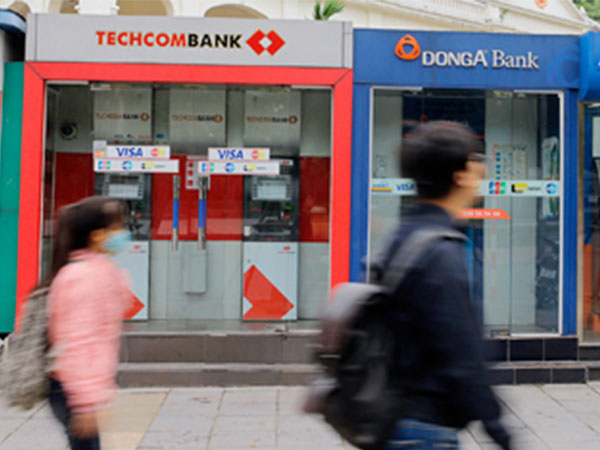 Ngân hàng Nhà nước chỉ đạo dừng tăng phí ATM