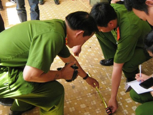 Nữ sinh lớp 12 khóc đỏ mắt trước thảm cảnh mẹ cùng em trai sát hại bố