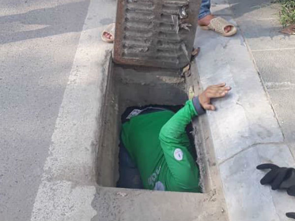 Tài xế GrabBike chui cống tìm thẻ ngân hàng giúp cô gái Anh