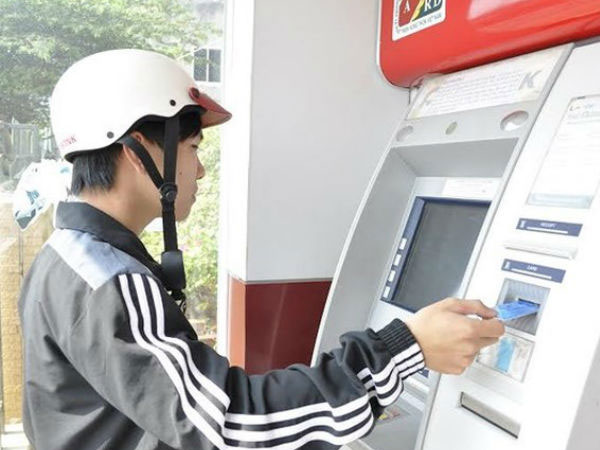 Tăng phí giao dịch ATM lên 10.000 đồng, ngân hàng mới hết lỗ?