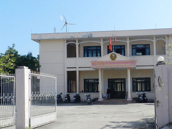 Thư ký tòa ở Phú Quốc tố bị côn đồ đánh nứt sọ