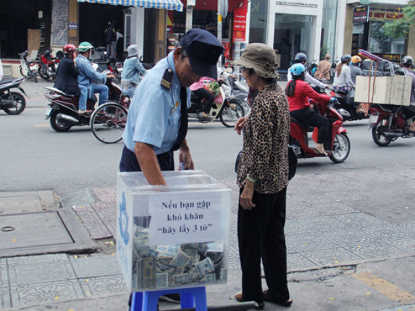 Thùng tiền 'khó khăn, hãy lấy 3 tờ' ở Sài Gòn: Có người lấy cả bao gom tiền