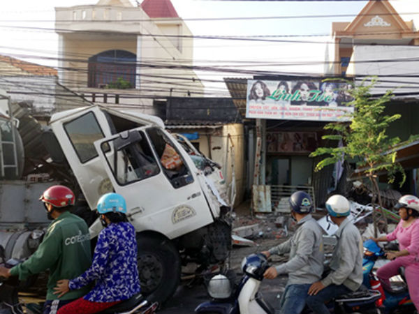 Xe bồn chở xăng tông sập hai căn nhà ở Vũng Tàu