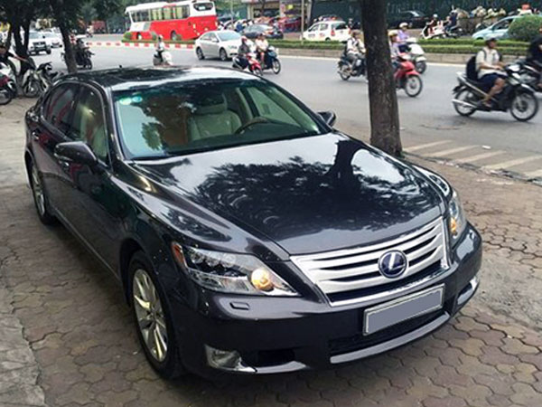 Xe sang hybrid tốn 300 triệu thay ắc-quy khiến khách Việt giật mình