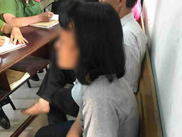 Bé gái 13 tuổi bị công an còng tay đưa về trụ sở