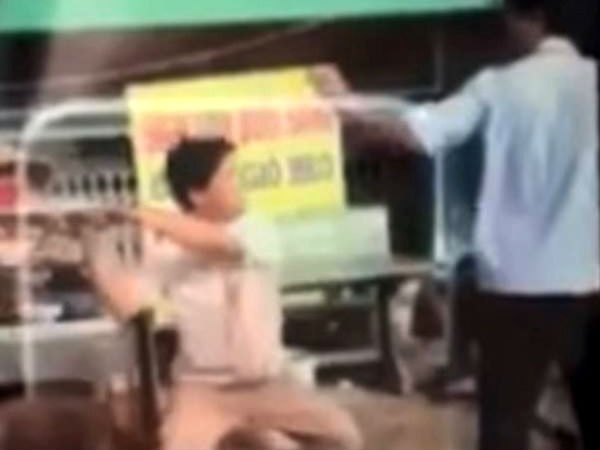 Cán bộ trật tự đô thị phường bị người bán hàng rong chém ở Sài Gòn