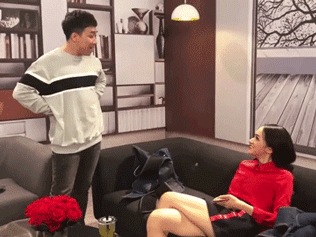 Clip: Trấn Thành cosplay giáo viên đòi thu phạt Hương Giang 100k tội nghịch điện thoại, ai ngờ đâu lại bị Hoa hậu đáp trả cực gắt