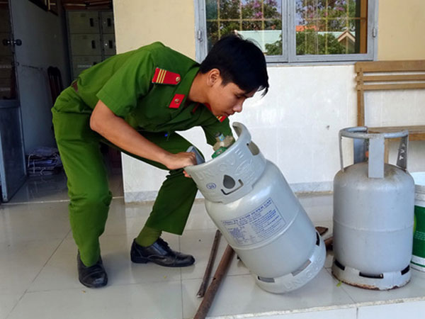 Công an còng tay bé gái 13 tuổi khi gia đình phản đối cưỡng chế nhà
