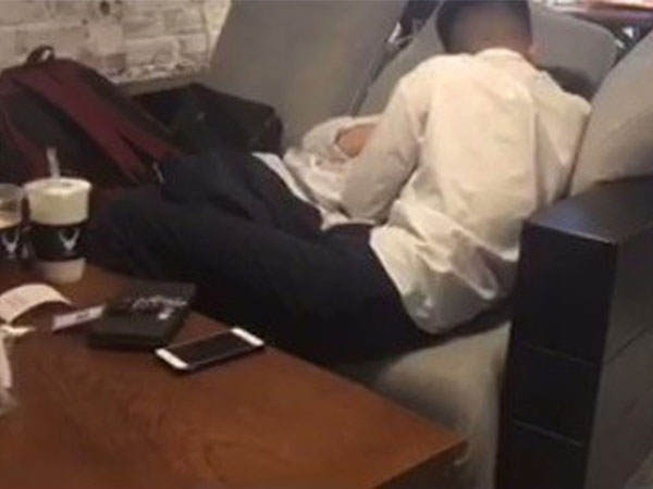 Đôi học sinh 'yêu' trong quán cafe khiến người đối diện đỏ mặt, không thể ôn bài