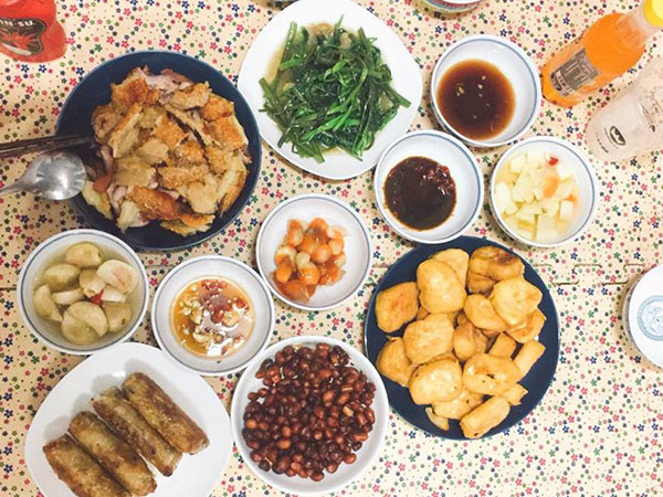 Gái HN khen cơm ông xã nấu, chị em 'rần rần' khoe chồng mình đảm không kém cạnh