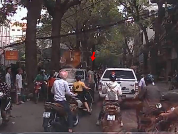 Hà Nội: Thanh niên Tây đấm vỡ kính ô tô đi ngược chiều sau một hồi cãi vã với tài xế
