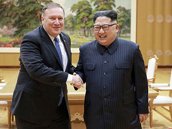 Kim Jong-un tươi cười với Ngoại trưởng Mỹ trước khi thả người