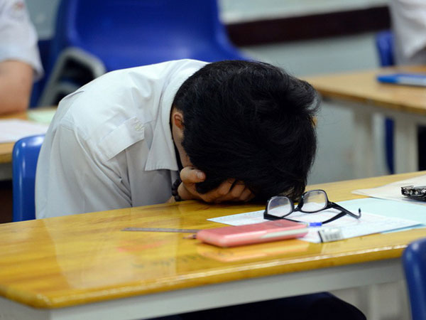 Mẹ có biết con đã phải đánh đổi gì để lấy điểm 9, 10 cho mẹ?